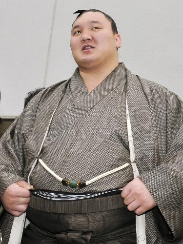 大相撲九州場所の初日を前に、記者の質問に答える横綱白鵬