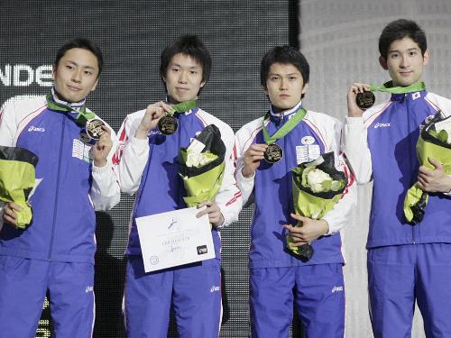 男子フルーレ団体で銅メダルを獲得した（左から）太田雄貴、淡路卓、千田健太、三宅諒