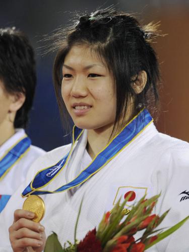 女子５２キロ級で優勝し、表彰式で金メダルを手にする中村美里