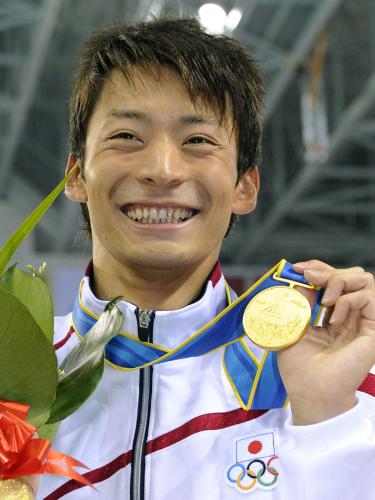 男子２００メートル背泳ぎで金メダルを獲得した入江陵介