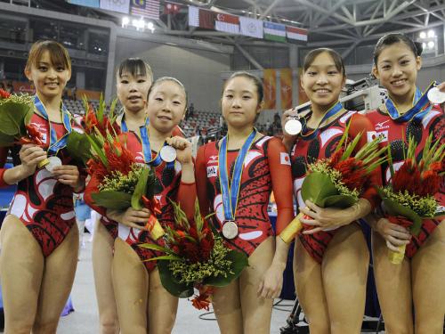 女子団体総合で銀メダルを獲得した（左から）田中、小沢、山岸、鶴見、大島、新竹の日本チーム