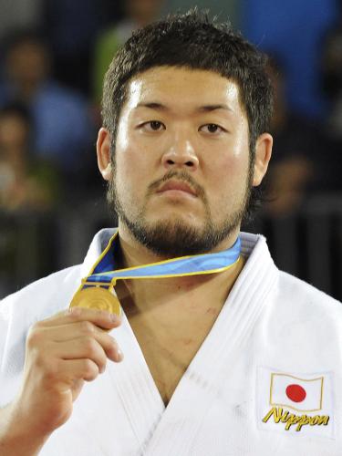 男子無差別級で優勝し、表彰式で金メダルを手にする高橋和彦