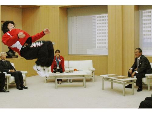 石原東京都知事を表敬訪問し、後方宙返りを披露する体操の内村航平選手