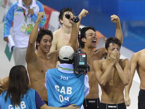 中国チームが失格となったため優勝が決まり、喜ぶ日本チームの（左から）藤井、立石、入江