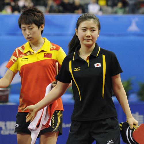 女子シングルス準決勝で中国の郭躍（左）に逆転負けした福原愛