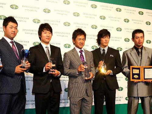 賞金ランキング賞の金庚泰（左から２番目）は２年連続の賞金王へ意欲
