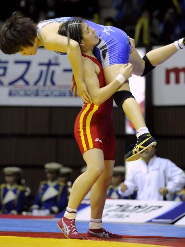 女子５５キロ級決勝　松川知華子（上）を破り優勝した吉田沙保里
