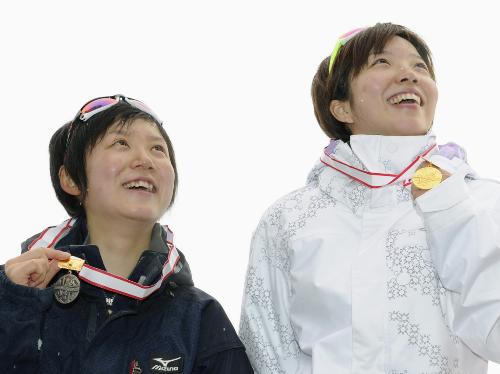 女子１０００メートルの表彰式で笑顔を見せる、優勝の小平奈緒（右）と２位の高木美帆