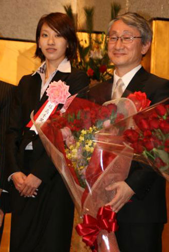 ビジネス雑誌「財界」の「財界賞・経営者賞」贈呈式に、花束贈呈プレゼンターとして出席した福島千里