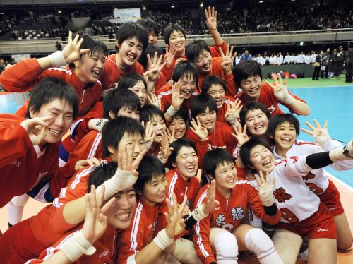 優勝し、笑顔で記念写真に納まる東九州龍谷の選手たち