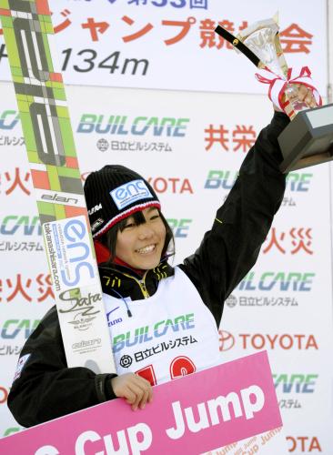 女子で優勝し、表彰台で笑顔を見せる１４歳の高梨沙羅