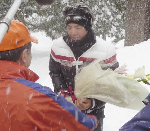 　スキー合宿を開始し、新潟県湯沢町の上村清隆町長（左）から花束を受け取る石川遼