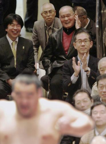 大相撲初場所を観戦し、笑顔を見せる元巨人監督の長嶋茂雄氏（右奥）
