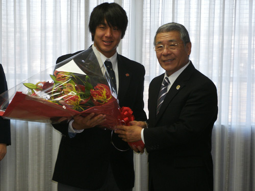 黒須隆一八王子市長（右）を表敬訪問した帝京大ラグビーの吉田光治郎主将