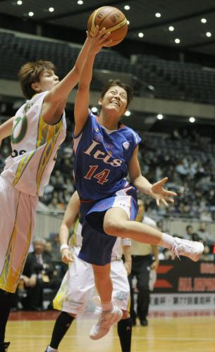 全日本総合選手権準決勝のＪＸ戦で、シュートするデンソーの大庭久美子