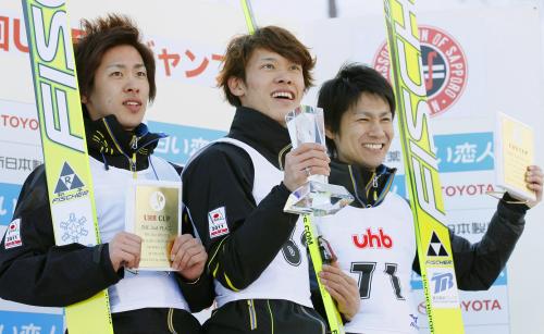 初優勝を喜ぶ竹内択（中央）と２位の栃本翔平（左）、３位の湯本史寿