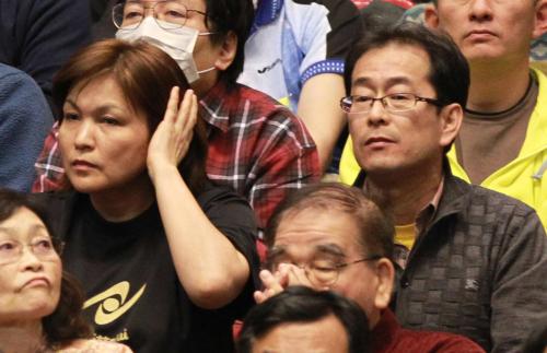 ＜全日本卓球選手権第５日　女子シングルス＞石川の父・公久さん（右）と母・久美さん（左）