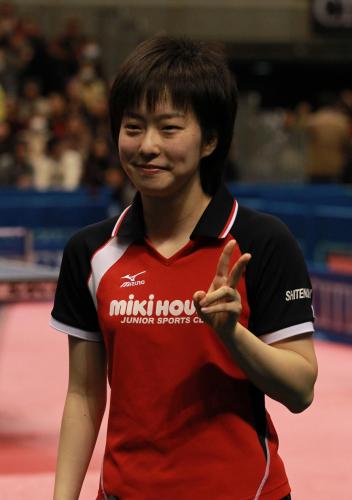 ＜全日本卓球選手権第５日　女子シングルス＞決勝戦を制し優勝した石川はピースサイン