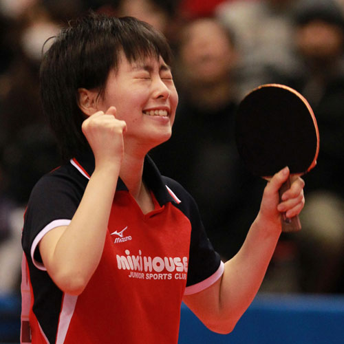 卓球の全日本選手権決勝で藤井寛子を破り優勝を決めた瞬間、石川は感極まった表情でガッツポーズ