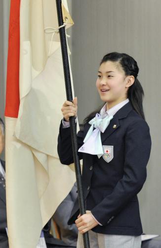 冬季アジア大会の日本選手団結団式で、団旗を持つ旗手代行の村上佳菜子