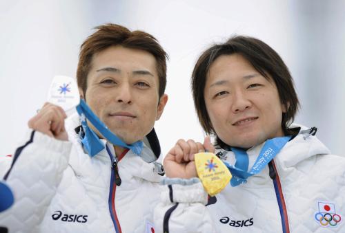 表彰台で獲得したメダルを手にする２位の船木和喜（左）と優勝した吉岡和也