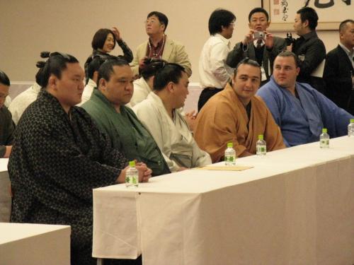 協会本部との意見交換会に出席した（左から）白鵬、魁皇、日馬富士、琴欧洲、把瑠都