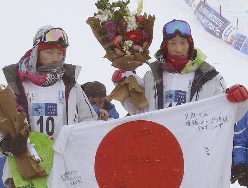 スノーボード男子ＨＰで優勝した青野令（右）と２位の藤田一海