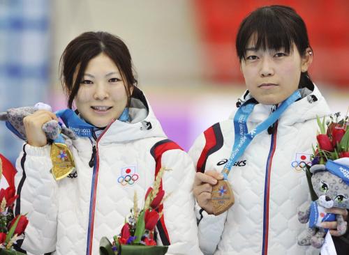 女子５０００メートルで獲得したメダルを手にする優勝した穂積雅子（左）と３位の石野枝里子