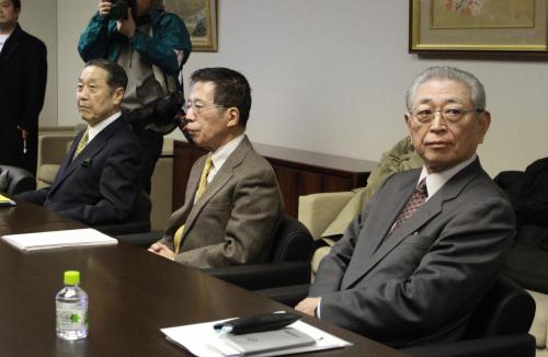 会議室の席に着いた特別調査委員会メンバー。左から吉野氏、伊藤座長、日本相撲協会・村山副理事長