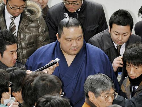 日本相撲協会の評議員会を終え、厳しい表情で会場を出る大関魁皇