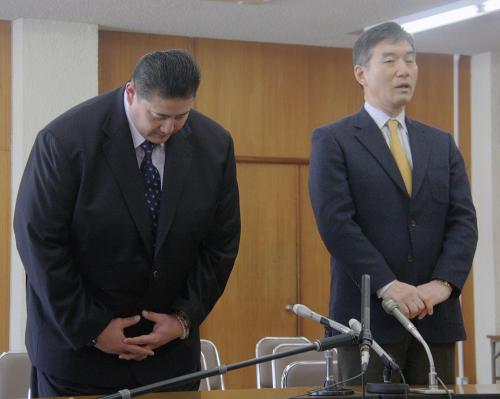 日本相撲協会の地方巡業中止について謝罪する佐渡ケ嶽親方（左）