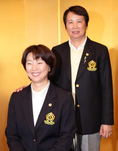 樋口久子前会長（右）からバトンを渡される小林浩美新会長