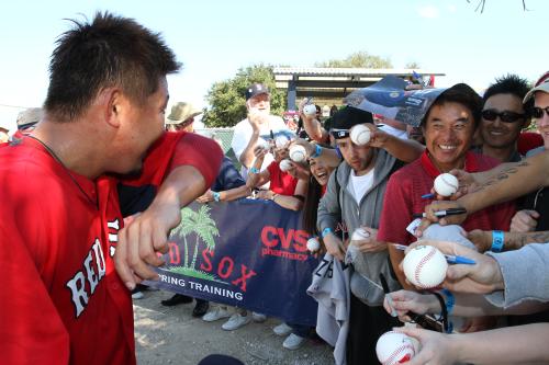 ＜レッドソックス＞ファンにまぎれて挨拶をするゴルファーの尾崎直道（右）にビックリして笑顔を見せる松坂大輔