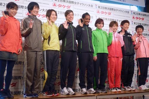 横浜国際女子マラソン招待選手の記者会見で、笑顔で手を振る尾崎好美（左から３人目）ら