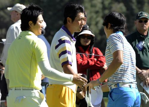 第１ラウンド、ホールアウトする（左から）今田竜二、池田勇太、石川遼の３選手