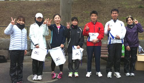 木下裕美子選手（左端）尾崎朱美選手（右端）と上位入賞者