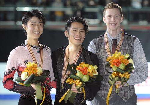 フィギュアスケートの四大陸選手権でメダルを獲得し笑顔を見せる（左から）２位の羽生結弦、優勝した高橋大輔、３位のジェレミー・アボットの各選手
