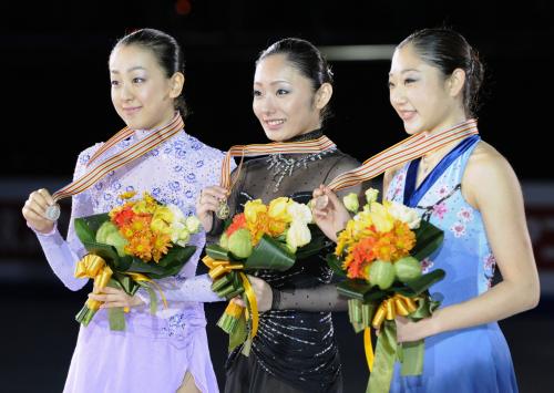 フィギュアスケートの四大陸選手権女子でメダルを獲得し、表彰式で笑顔を見せる（左から）２位の浅田真央、優勝した安藤美姫、３位の長洲未来
