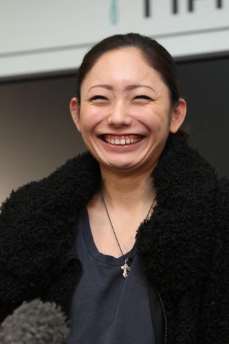 帰国後、空港内で行われた記者会見で笑顔を見せる安藤美姫