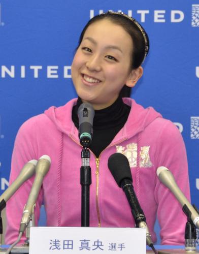台北で行われた四大陸選手権から帰国し、記者会見で笑顔を見せる浅田真央