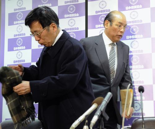 記者会見に臨む、日本相撲協会の放駒理事長（右）と特別調査委員会の伊藤滋座長