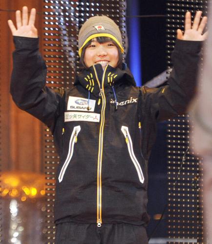 ノルディックスキー世界選手権のジャンプ女子ノーマルヒルで６位に入賞し、表彰式で観客の声援に応える14歳の高梨沙羅