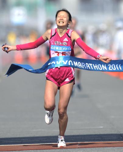 女子で２時間28分49秒をマークし、日本選手トップの２位でゴールする樋口紀子