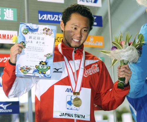 男子２００メートル平泳ぎで短水路日本新をマークして優勝、表彰式で笑顔を見せる北島康介
