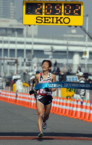 ＜東京マラソン２０１１＞４位でゴールする尾田賢典