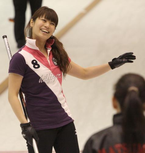 長野県選手権女子決勝第４エンド、４―２と主導権を握り笑顔の中部電力・市川