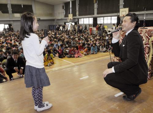 京都市の太秦小学校を訪れ、児童の質問に答える大相撲の貴乃花親方（右）