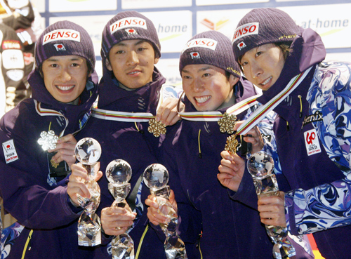 ２００９年のノルディック世界選手権団体で金メダルを獲得した小林範仁（左）