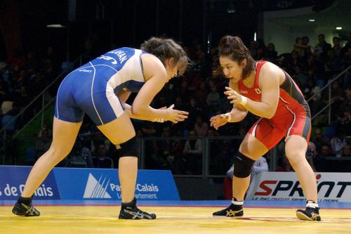 レスリング女子の国別対抗戦、ワールドカップの３位決定戦で構える浜口京子（右）