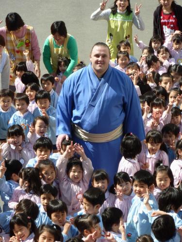 訪問した幼稚園で園児に囲まれる大相撲の大関把瑠都